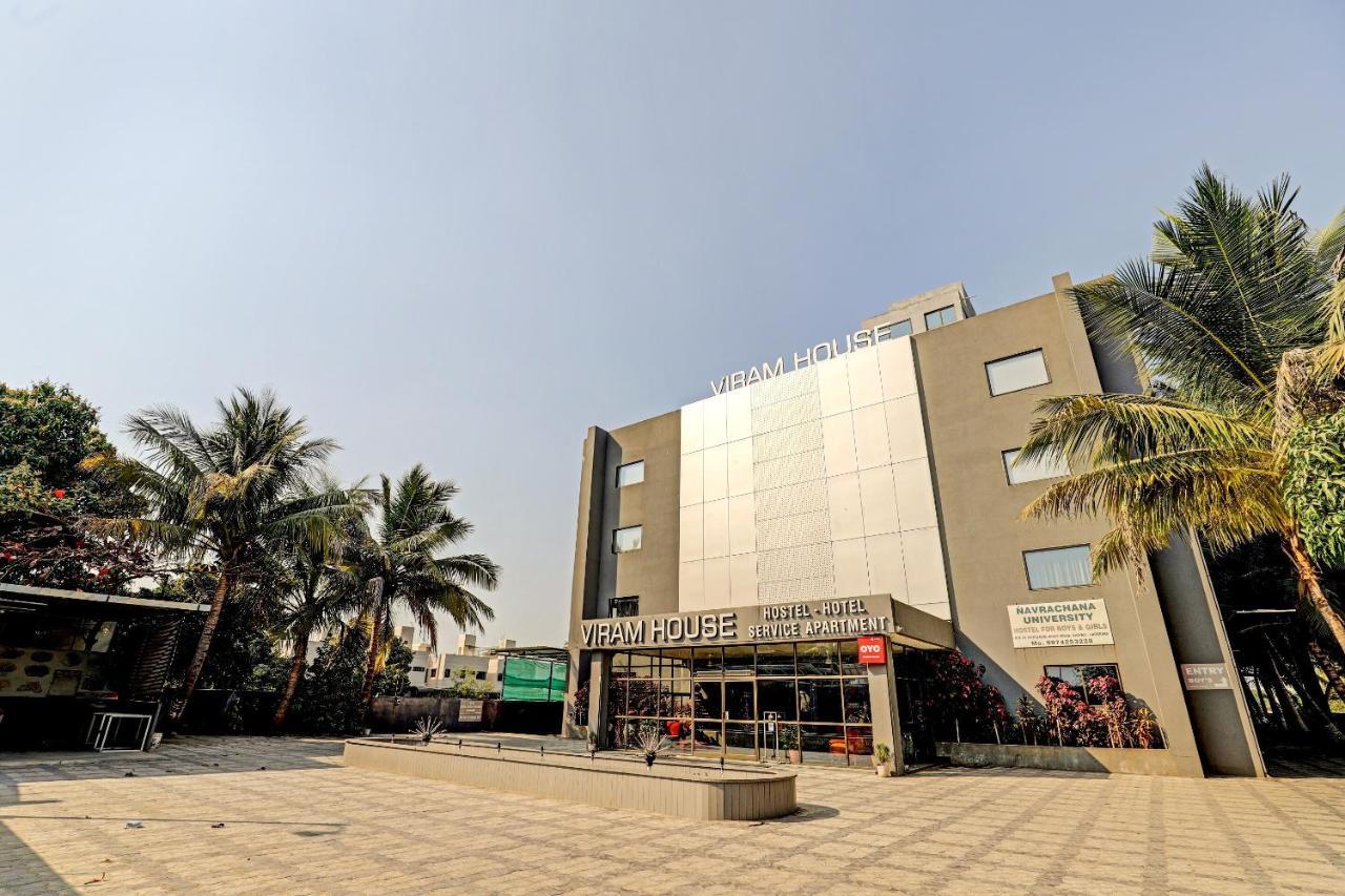 Oyo 70752 Viram House Hotel Gorwa Ngoại thất bức ảnh